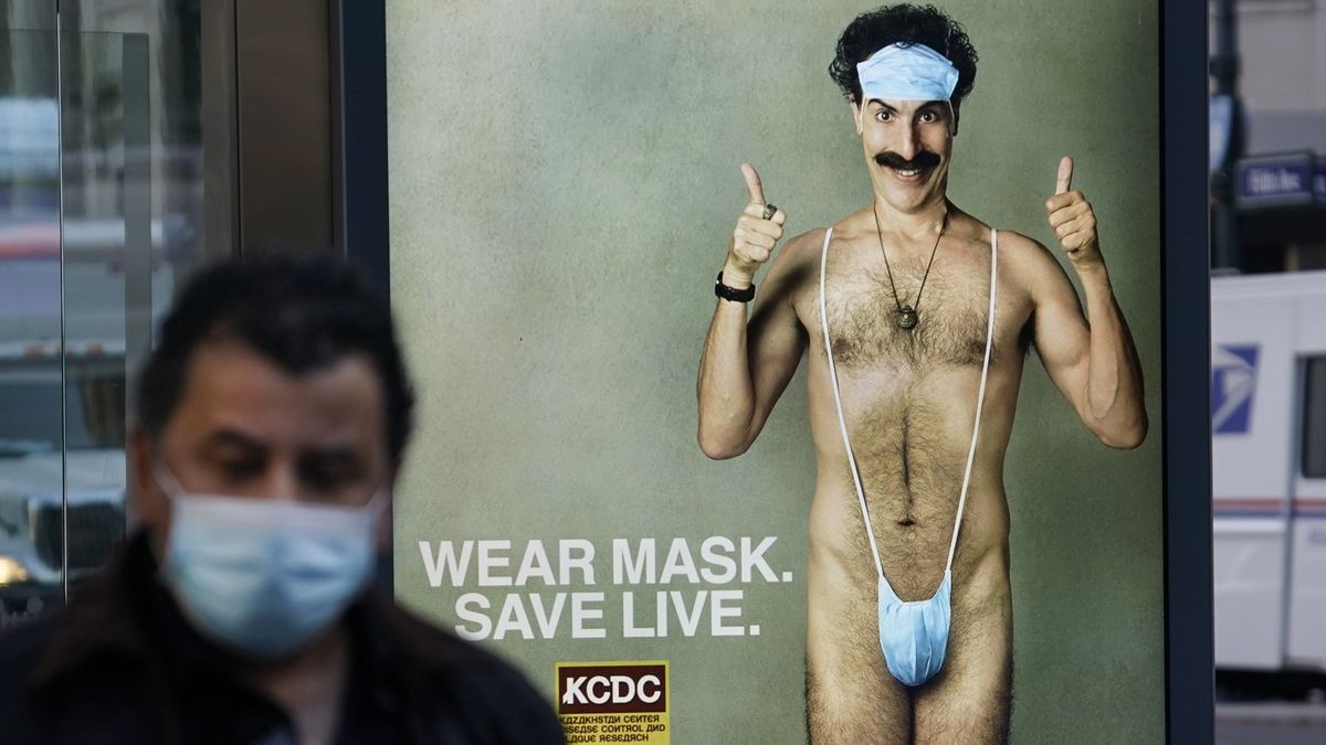 Unavený Borat vzkazuje Američanům: Volte, nebo budete popraveni